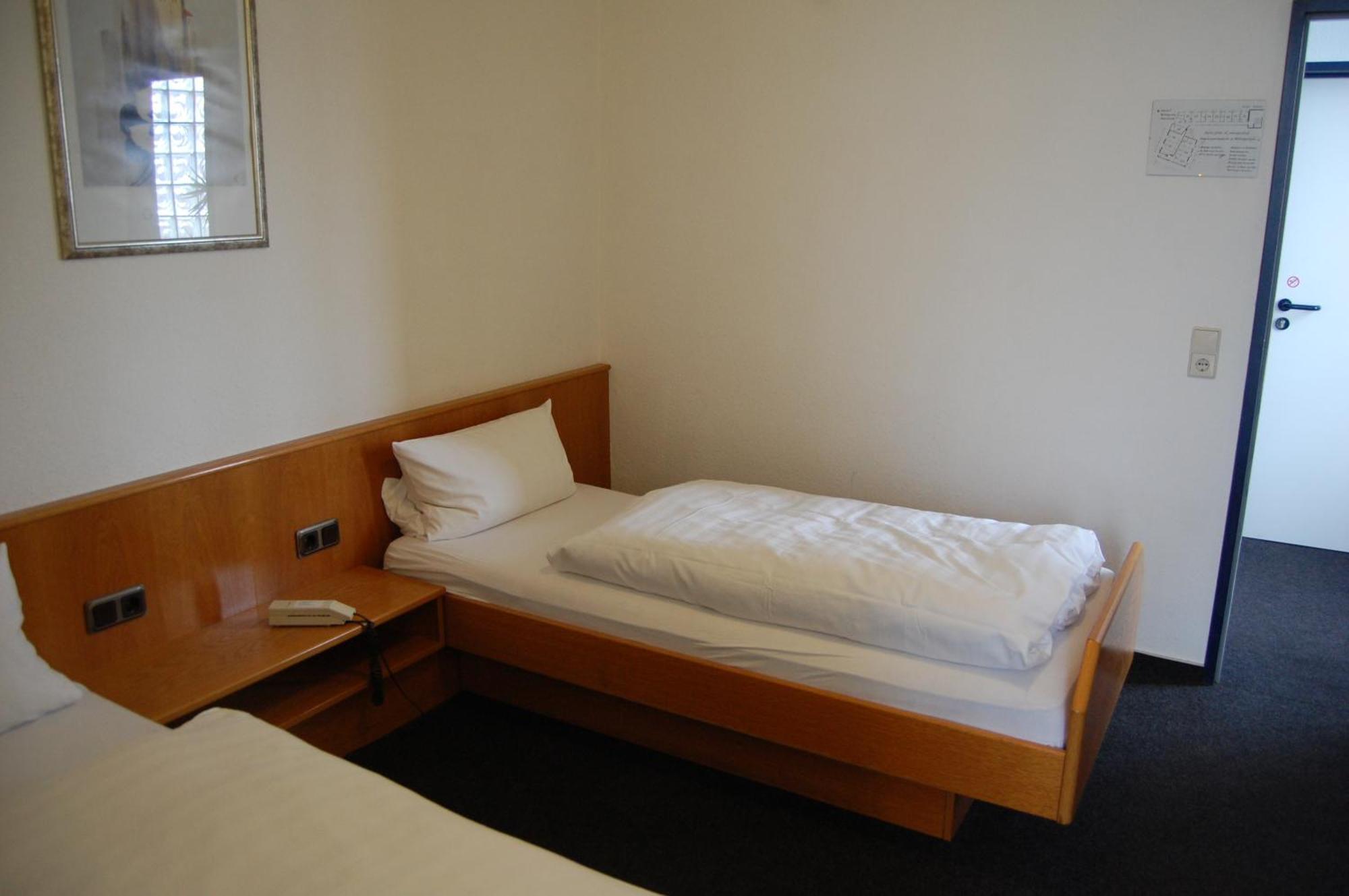 Hotel Johnel Хеннеф Экстерьер фото