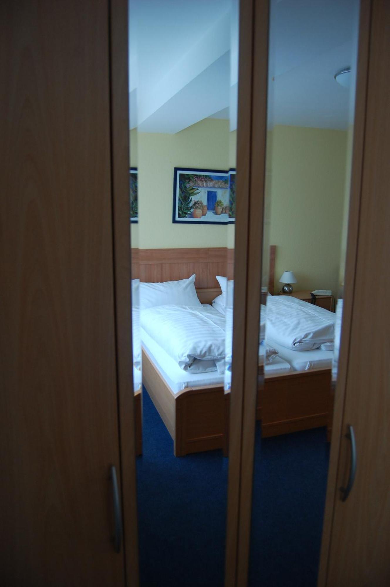 Hotel Johnel Хеннеф Экстерьер фото