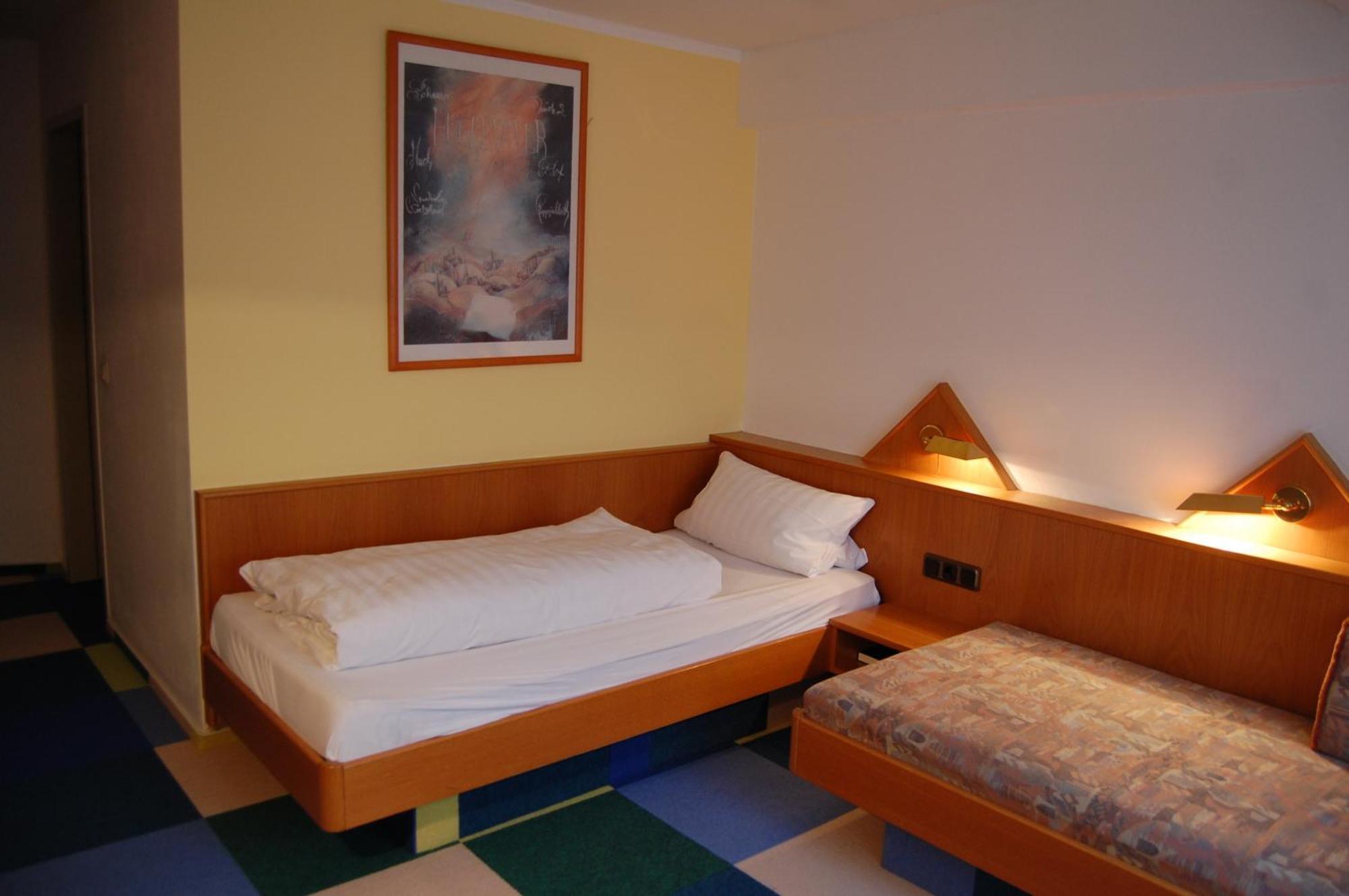 Hotel Johnel Хеннеф Экстерьер фото
